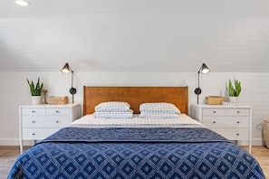 Upstair Bedroom 1 - King Size Bed
