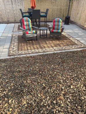 Cozy seating for two and dining table behind 