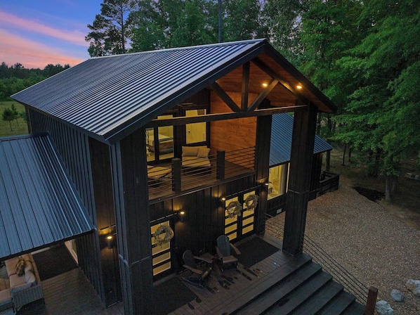 Welcome to the secluded beauty of Dogwood Manor!