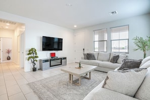 Living Room | 2 Twin Rollaway Beds | Central Heating & A/C | Free WiFi