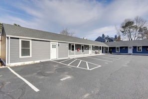 The Cranberry Suites Motel | 13 Mi to the Heritage Museums & Gardens