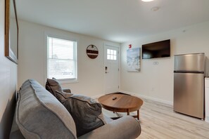 Living Room | Sleeper Sofa | Smart TV | Free WiFi | Central A/C & Heating