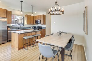 Dining Area | Dishware/Flatware Provided | 1st Floor