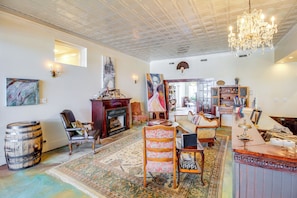 Franklin House Community Amenities | Fireplace | Grand Piano | Laundry Room