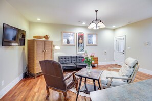 Living Room | Full Futon | Smart TV | Free WiFi
