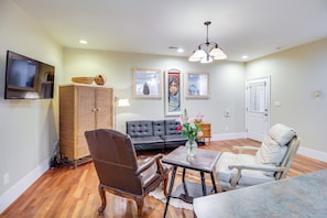 Living Room | Full Futon | Smart TV | Free WiFi