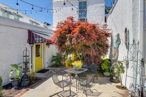 Community Courtyard | Gas Grill | Outdoor Dining Area