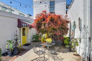 Community Courtyard | Gas Grill | Outdoor Dining Area