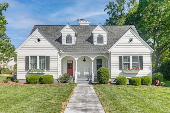 Belmont Vacation Rental | 6BR | 3.5BA | 2,774 Sq Ft | 3 Steps to Enter