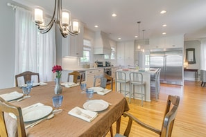 Dining Area | Dishware/Flatware Provided | 1st Floor