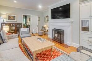 Living Room | Free WiFi | Central Heating & A/C | Smart TV | 1st Floor