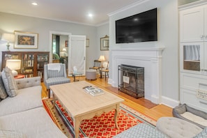 Living Room | Free WiFi | Central Heating & A/C | Smart TV | 1st Floor