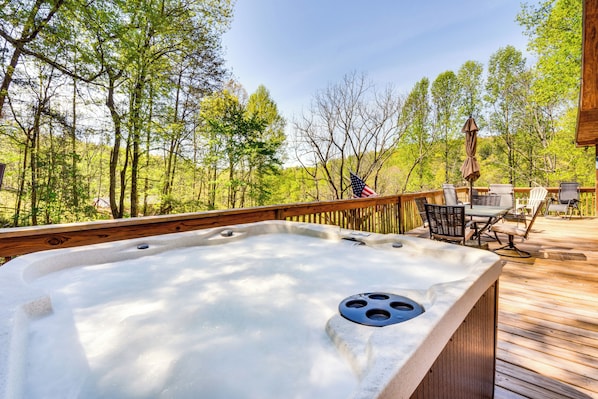 Dahlonega Vacation Rental | 3BR | 2BA | Stairs Required | 1,500 Sq Ft