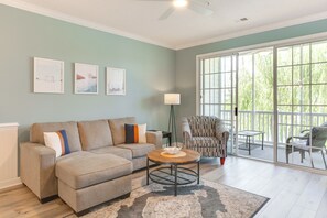 Living Room | Central A/C & Heat | Free WiFi | Smart TV