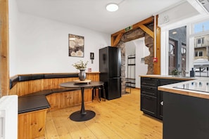 Kitchen & dining