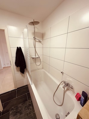 Practical bathroom: Modern bathroom with practical shower tray (2)