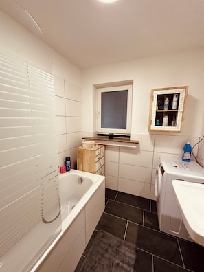 Practical bathroom: Modern bathroom with practical shower tray (1)