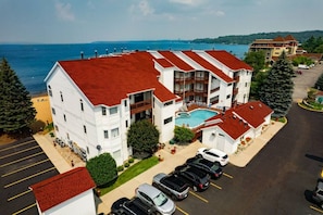 Aerial charm: your perfect getaway with stunning views. 🏨🌊