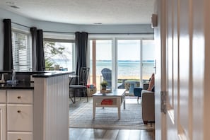 Bright open space with a stunning view of the water right from your living room 🪟