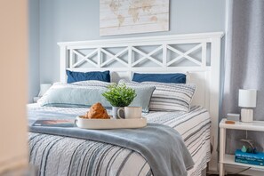 Chic design meets restful vibes in this dreamy bedroom! 🛋️