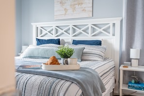 Chic design meets restful vibes in this dreamy bedroom! 🛋️