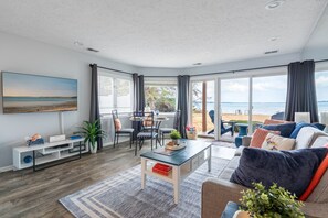 Cozy and stylish seating area combined with natural light and lake vibes 🛋️