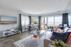 Cozy and stylish seating area combined with natural light and lake vibes 🛋️