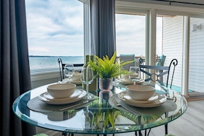 Dining with a view beside floor-to-ceiling windows for an unforgettable mealtime 🌄