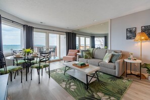 Open living area with expansive windows and breathtaking lakefront views 🌊
