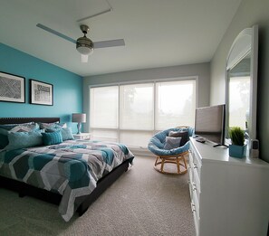 Guest room with queen bed
