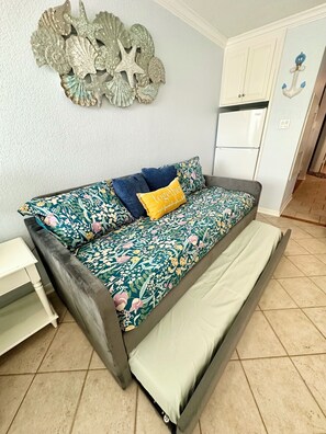 New daybed on living room (sleep 2)