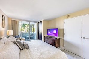 King size bed, roku tv