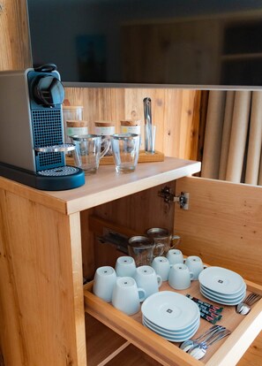 (4) Suite Scheibeberg, 1. OG mit Balkon Dorfblick, 65 qm-Beispiel Tee- und Kaffeebar