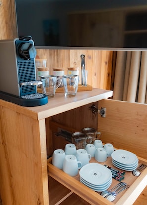 (4) Suite Scheibeberg, 1. OG mit Balkon Dorfblick, 65 qm-Beispiel Tee- und Kaffeebar
