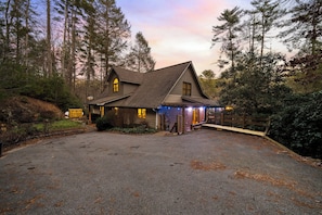 Toccoa Lookout Cottage- Luxury river front