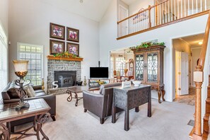 Living Room | Smart TV | Free WiFi | Central Air Conditioning/Heat | 1st Floor