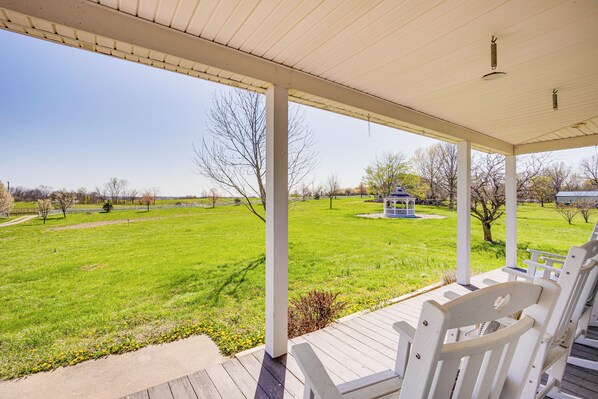 Warrensburg Vacation Rental | 3BR | 3.5BA | 3,000 Sq Ft | 5 Steps to Enter