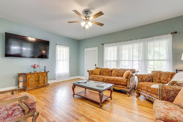 Clarksville Vacation Rental | 3BR | 2BA | Steps Required | 1,900 Sq Ft