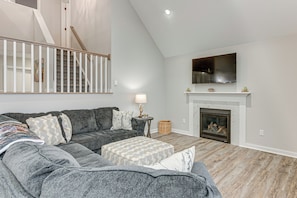Living Room | Main Level | Queen Sleeper Sofa | Smart TV | Free WiFi