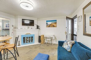 Living Room | Free WiFi | A/C Unit | Smart TV | Queen Sleeper Sofa