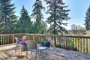 Private Deck | Outdoor Seating