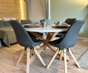 Ferienwohnung 48qm mit Balkon für max. 3 Personen-Essbereich