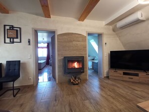 Wohnbereich mit Kamin