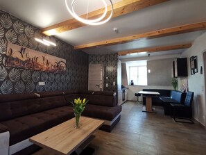 Wohnzimmer mit Küche