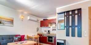 Offener Wohnbereich mit gemütlichen Sitzmöbeln und Flat-TV.