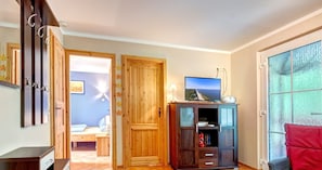 Offener Wohnbereich mit gemütlichen Sitzmöbeln und Flat-TV.