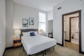 Bedroom - Queen bed
