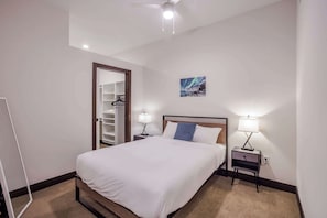 Bedroom - Queen bed