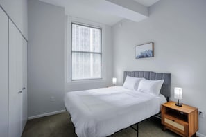 Bedroom 1 - Queen bed