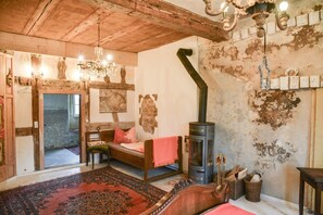 Gemütliches Schlafzimmer mit Ofen